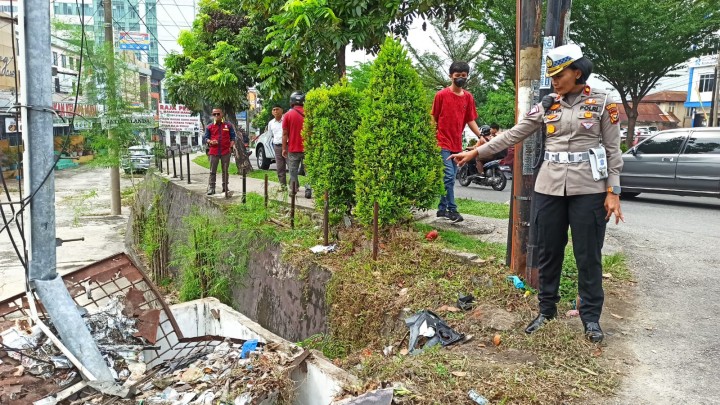 Kompol Birgitta mengecek lokasi kecelakaan di Jalan Sudirman Pekanbaru, Rabu pagi sekitar jam 07.00 WIB