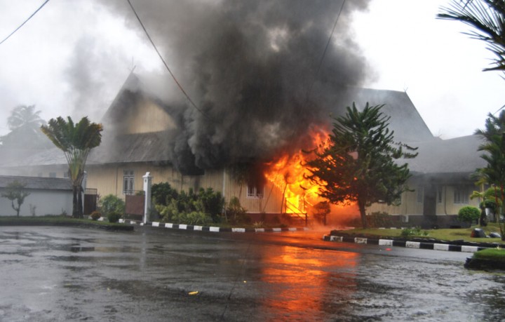 Ilustrasi KKB Papua kembali berulah dengan membakar kantor Disdukcapil /beritasatu.com