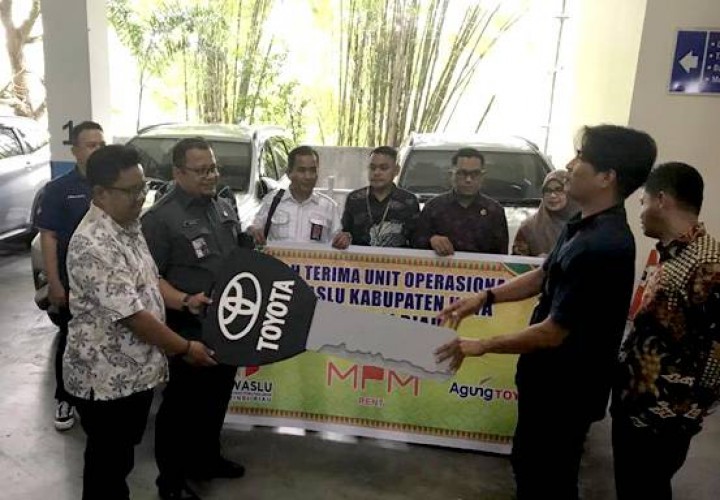 Penyerahan mobil dinas operasional oleh Ketua Bawaslu Riau Alnofrizal kepada Bawaslu Kabupaten dan kota secara simbolis 