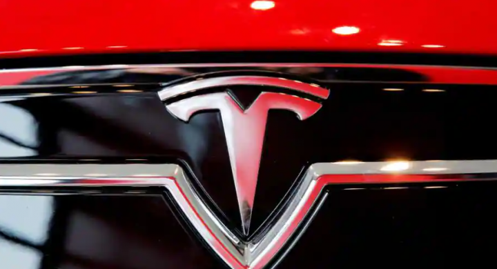 Perusahaan Tesla memangkas harga kendaraan listriknya di AS dan Eropa /Reuters