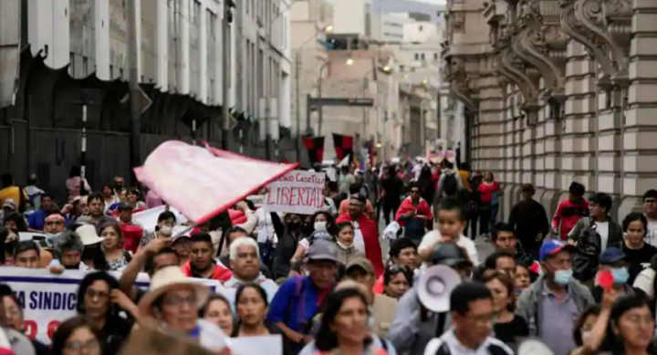 Peru nyatakan keadaan darurat di ibu kota ditengah ledakan protes nasional / Reuters