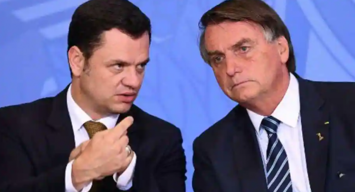 Mantan menteri Brasil Anderson Torres (kiri) bersama Mantan Presiden Jair Bolsonaro (kanan) /AFP