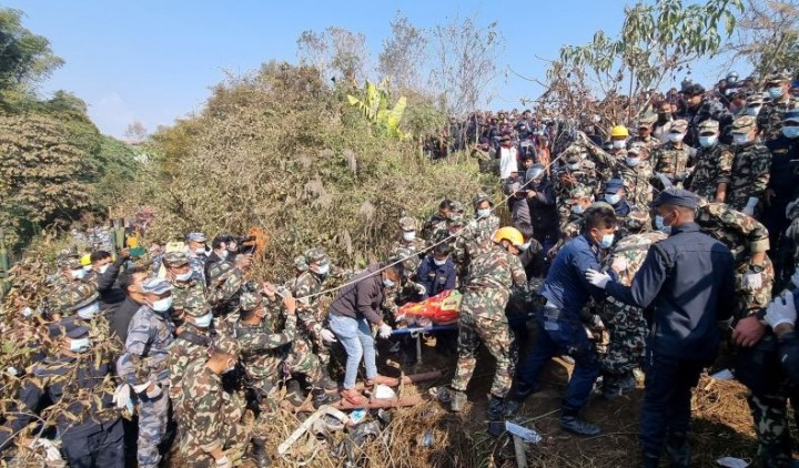 Potret Evakuasi yang Dilakukan Oleh Tim SAR dan TNI Setempat di Nepal. (Reuters)