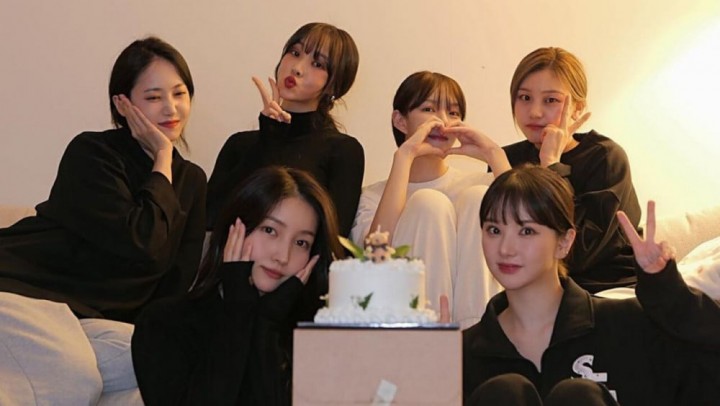 Mantan anggota GFriend kumpul bareng rayakan ulang tahun debut yang ke-8/Allkpop