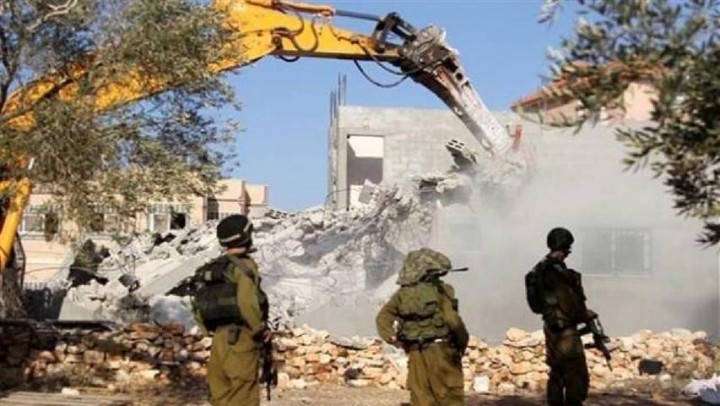 Potret Tentara Israel yang Hancurkan Bangunan Milik Palestina. (fajrifm.com/Foto)