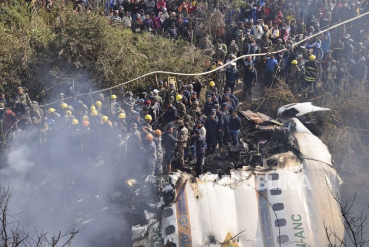 Potret Puing Peswat dan Evakuasi Tim Penyelemat di Nepal, Usai Jatuhnya Pesawat Yeti Airlines yang Menewaskan 69 Orang dari 72 Penumpang yang Dibawanya. (TheNewYorkTimes/Foto)