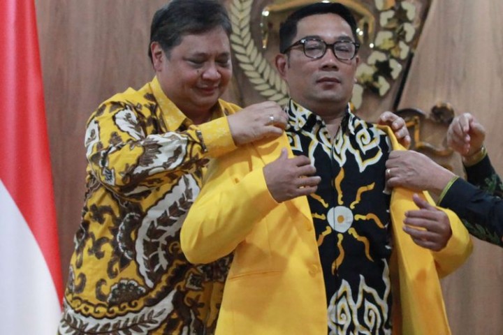 Potret Moment Airlangga Hartanto Mengenakan Jaket Golkar ke Ridwan Kamil yang Resmi Gabung Sebagai Wakil Ketua Umum. (Twitter/Foto)