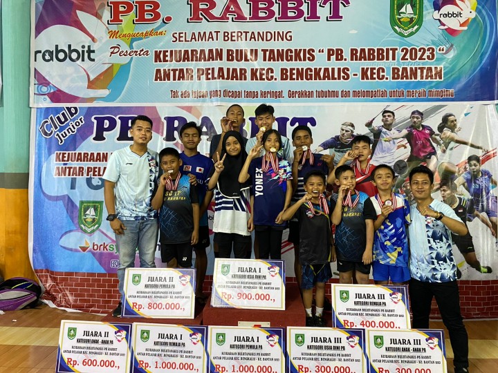 Para juara tournament badminton antar pelajar