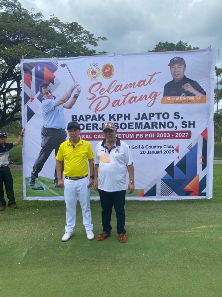Tim Sukses Japto dari PGI Pusat Harry Rambey menyaksikan pemberian dukungan PGI Riau kepada utusan panitia nasional Anto Rahman di lapangan golf Hotel Labersa, Jumat (20/1/2023). Foto: Istimewa.