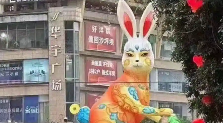 China Barat Daya merobohkan lentera kelinci karena warganet mengatakannya jelek /Twitter