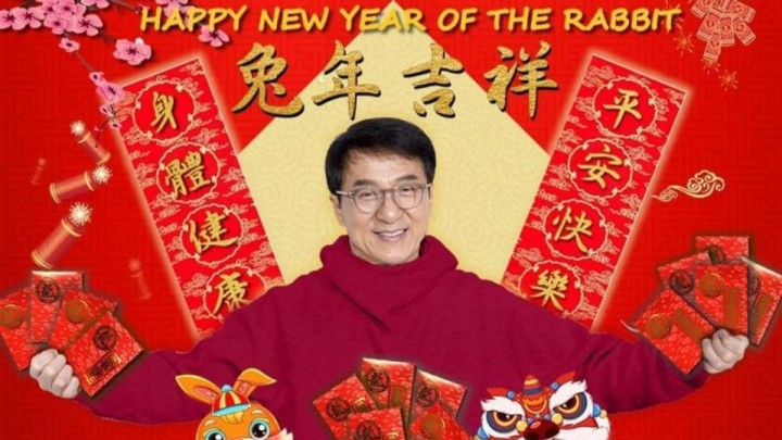 Potret Jackie Chan dengan Poster Imlek Tahun Kelinci (VOI/Foto)