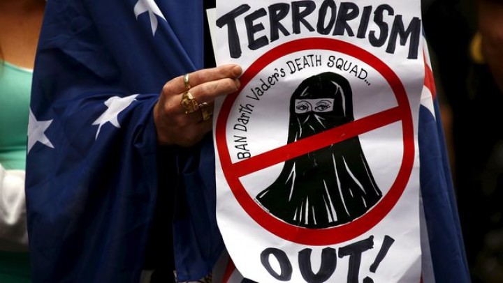 Potret Protes Warga Eropa Terhadap Penggunaan Cadar Umat Muslim. (CNN Indonesia/Foto)