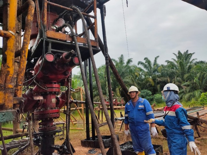 Peserta Magang Kerja PHR 2022 di divisi Operation & Maintenance (O&M), Wulandari Ramadhani saat melaksanakan aktivitas observasi di sumur minyak WK Rokan yang menjadi salah satu tulang punggung energi nasional.