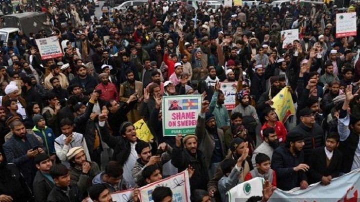 Potret Seruan Boikot Produk Swedia dan Belanda Usai Pembakaran Al-Quran Oleh Politikus Rasmus. (Tribun/Foto)