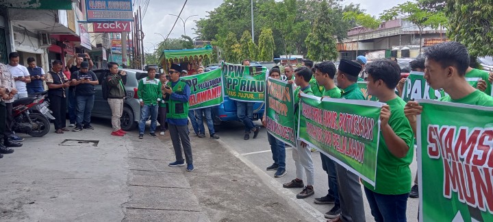 Massa FPP menggelar aksi di kantor DPW PPP Riau terkait SK kepengurusan DPC PPP Pelalawan tak sesuai rekomendasi 