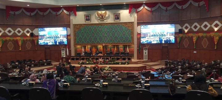 Paripurna DPRD Riau batal karena tidak kourum dan tidak dihadiri seluruh pimpinan DPRD Riau 