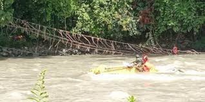 Potret Jembatan Gantugn DIguel yang Putus Ambruk, Polri-TNI Jadi Korban. (Merdeka.com/Foto)