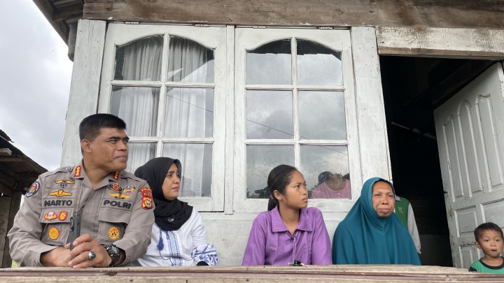 Kabid Humas Polda Riau Kombes Sunarto dan istrinya, bertandang ke rumah Mita (Baju Ungu).