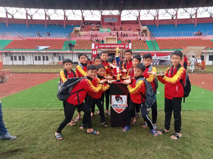 _Caption : Pesepakbola belia binaan PTPN V berhasil merengkuh juara III dalam Liga Anak Nusantara yang diselenggarakan di Yogyakarta._
