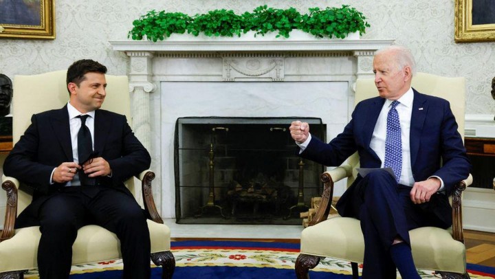 Potret Presiden Ukraina (Kiri) Volodymyr Zelensky, dan Presiden Amerika Serikat. (Bisnis.com/Foto)