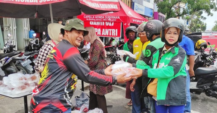 Kegiatan sosial yang di selenggarakan Honda PCX Indonesia Chapter Pekanbaru berbagi makanan kepada masyarakat sekitar