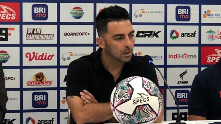 Arema FC Umumkan Pelatih Javier Roca Mengakhiri Kerja Samanya. (Goal.com/Foto)