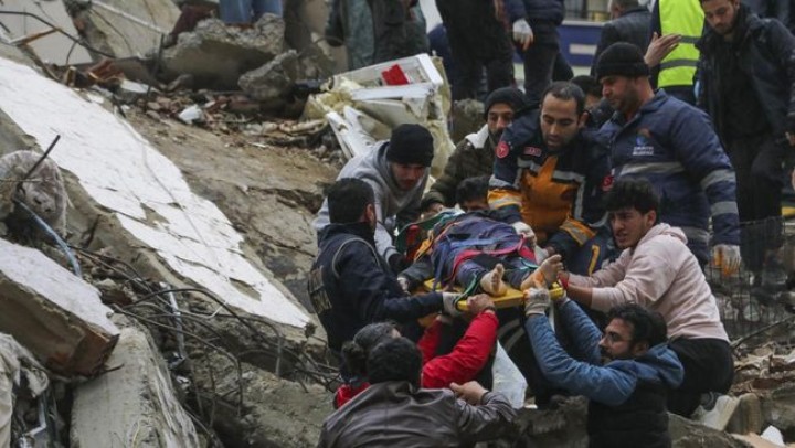 Potret Tim Penyelamat dan Warga yang Melakukan Evakuasi Usai Gempa 7,8 Magnitudo Menghantam Turki. (CNN Indonesia/Foto)