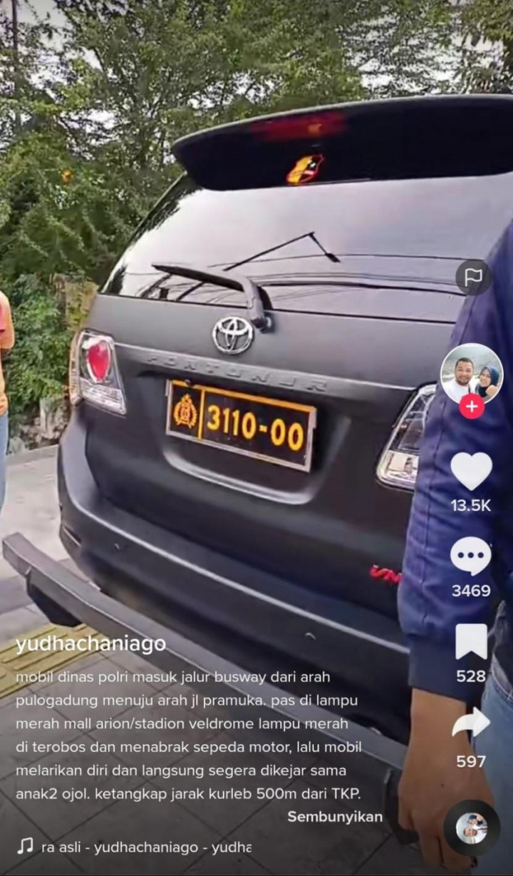 Potret Mobil Polisi yang Melakukan Penabrakan di Jaktim. (Screenshot)