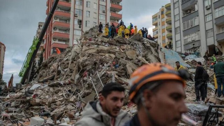 Potret Gedung Rumah Warga Turki yang Ambruk Bak Kertas dan Menjadi Gempa Terdahsyat dalam Beberapa Dekade. (Liputan6.com/Foto)