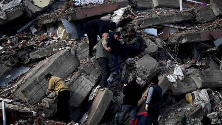 Potret Proses Pencarian Warga yang Masih Tertimbun Puing-puing bangunan Pasca Gempa 7,8 M di Turki-Suriah (Liputan6.com/Foto)