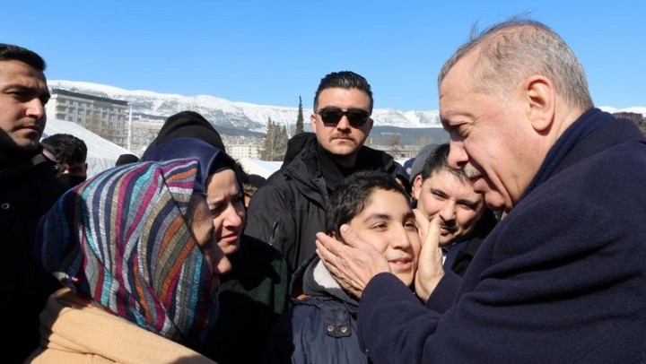 Potret Presiden Erdogan yang Mengunjungi Lokasi Gempa Turki. (CNBC Indonesia/Foto)
