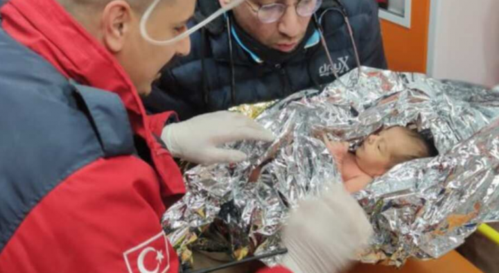 Seorang bayi baru lahir bernama Yagiz selamat bersama ibunya setelah terkubur selama empat hari di bawah puing-puing bangunan runtuh Gempa Turki /Twitter