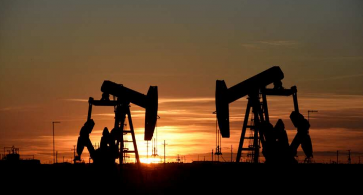 Harga minyak dunia langsung melonjak setelah Rusia umumkan rencana untuk memangkas produksi /Reuters