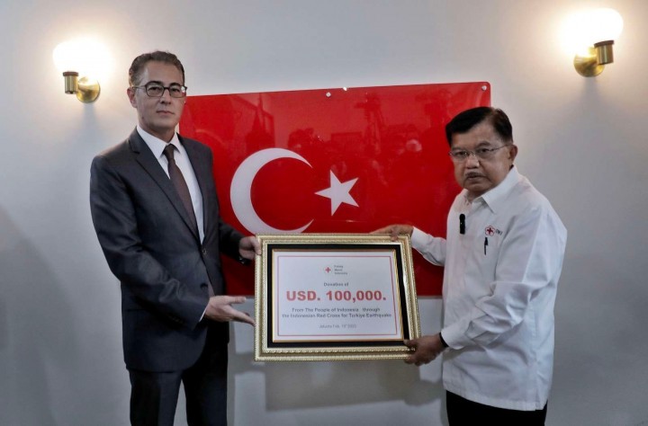 Potret Ketua PMI Yusuf Kalah dengan Pihak Kedutaan Besar Turki. (Tribatanewspolri/Foto)