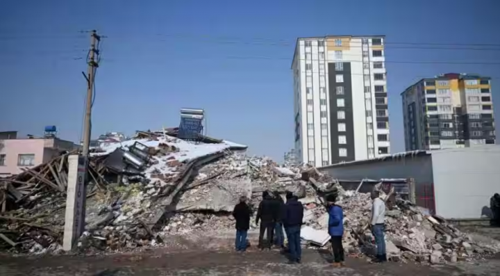Turki laporkan 48 orang ditangkap karena menipu dan menjarah korban gempa /AFP