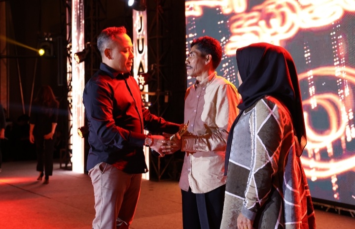 Caption : CEO PTPN V, Jatmiko Santosa menyerahkan penghargaan kepada Julpan Siregar, salah seorang karyawan PTPN V yang dinilai menginsipirasi karena perjuangan dan semangat pantang menyerahnya serta menjunjung tinggi kejujuran dalam bertugas._