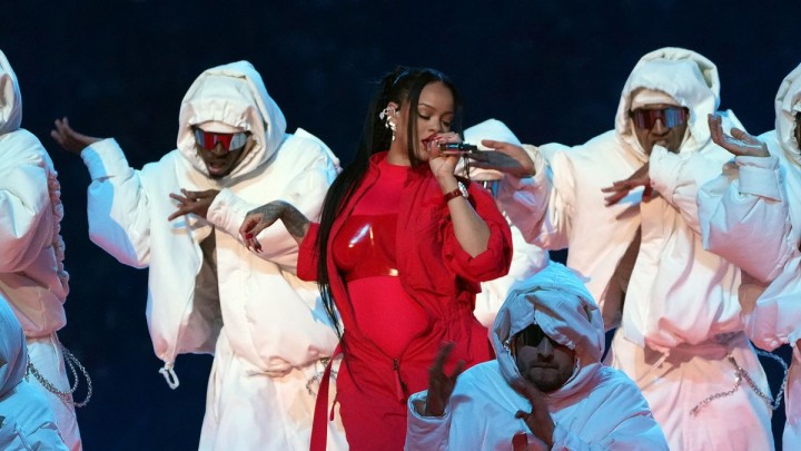Potret Rihanna di Super Bowl Bawakan 18 Lagu Hitsnya Dengan Lip Sync. (Cosmipolitan.com/Foto)