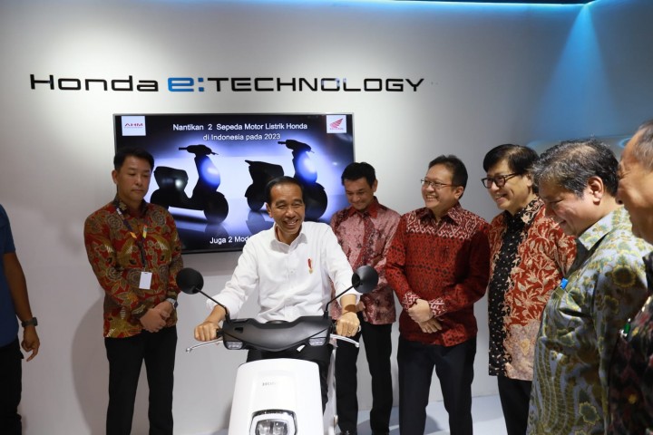 Presiden Republik Indonesia Ir. Joko Widodo mencoba motor listrik Honda EM1 e: ditemani jajaran direksi PT Astra Honda Motor pada gelaran Indonesia International Motor Show 2023.