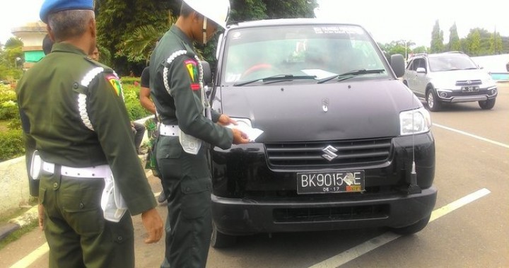 Potret PusPom yang Melakukan Razia Atribut TNI. (Twitter/Foto)
