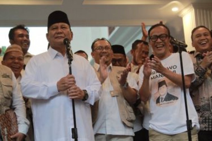 Ketum Gerindra Prabowo Subianto dan relawan. Sumber: Internet