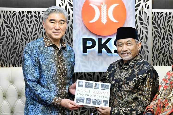 Presiden PKS Ahmad Syaikhu bersama Dubes AS untuk Indonesia Sung Y.Kim. Sumber: pks.id