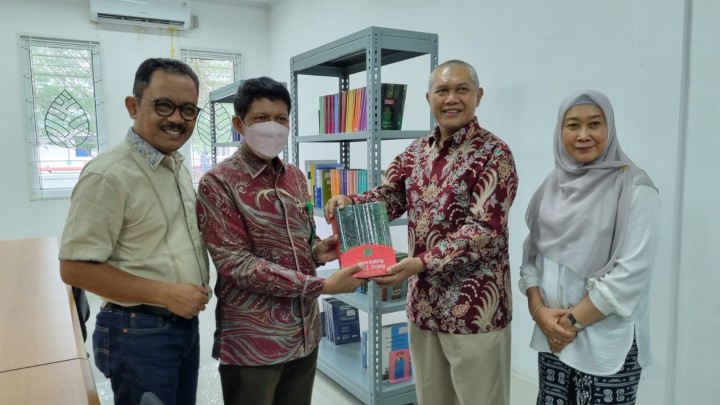 Keterangan Foto : Direktur RAPP M. Ali Shabri menyerahkan bantuan buku secara simbolis kepada Dekan Fakultas Teknik Prof. Dr. Eng. Azridjal, ST.,MT., IPU