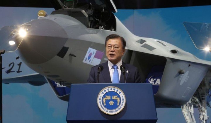 Potret Presiden Korea Selatan Tunjukkan jet Prototipe ke Dunia. (VOI/foto)