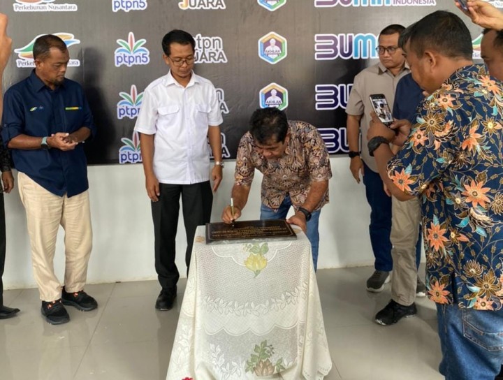 _Caption : SEVP Operation PTPN V, Ospin Sembiring (tengah) menandatangani prasasti peresmian kantor baru unit PTPN V Sei Garo._