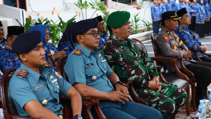 Komandan Pos AL saat mengikuti upacara HKN di Bengkalis