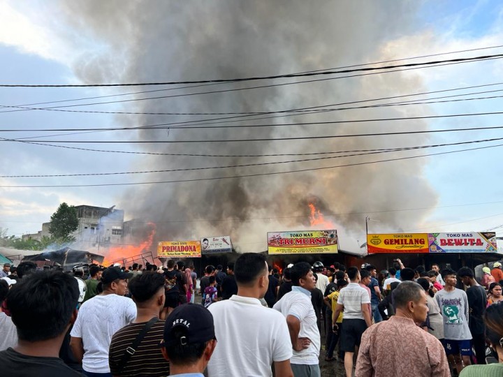 Api melahap kios di pasar Cikpuan Pekanbaru