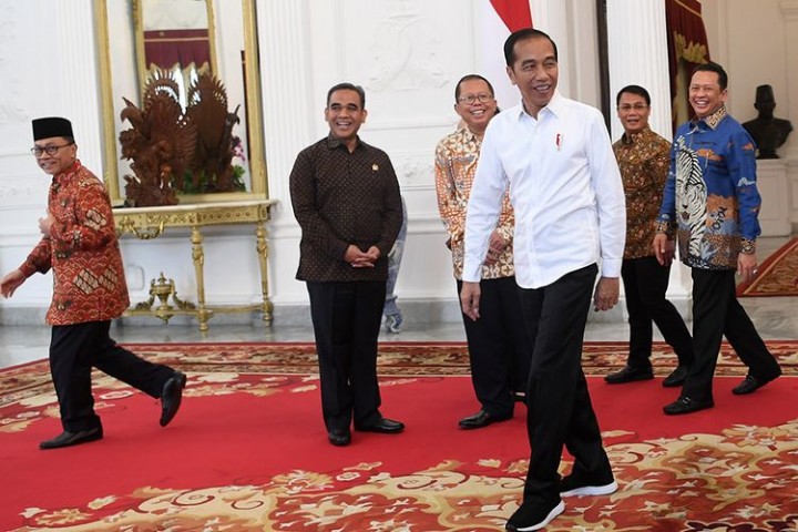 Kebiasaan Jokowi menjelang Pemilu 2024 dengan menyapa Menteri BUMN Erick Thohir. Sumber: Kompas.com