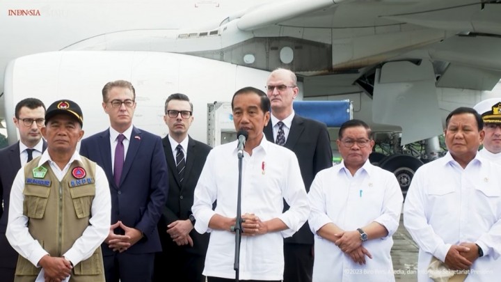 Potret Presiden Jokowi Melepas Pengiriman Bantuan Kemanuasiaan ke Turki-Suriah. (Sekretariat President/Foto)