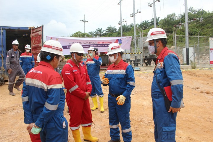 Direktur Utama PT Pertamina Hulu Rokan (PHR) Jaffee Arizon Suardin (tiga dari kiri) berdialog dengan pekerja saat kegiatan Management Walkthrough (MWT) di Rig 01- BNT Minas, Selasa (21/2).