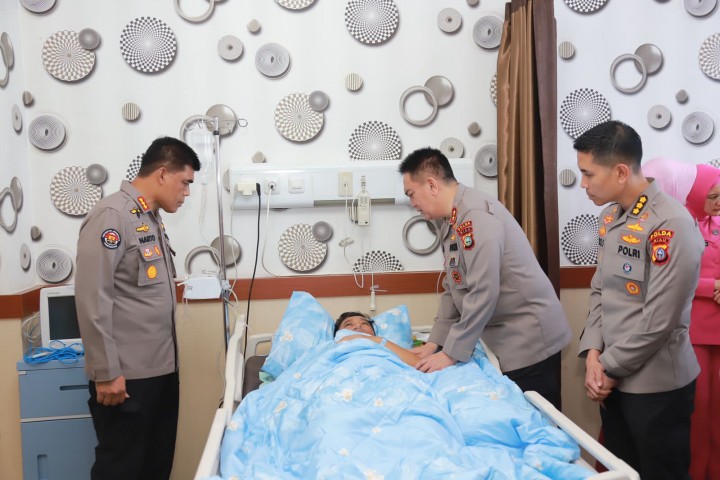 Irjen Iqbal sempar berbincang dengan Irjen Rusdi yang terbaring di kamar rumah sakit. (Dok Humas Polda Riau)
